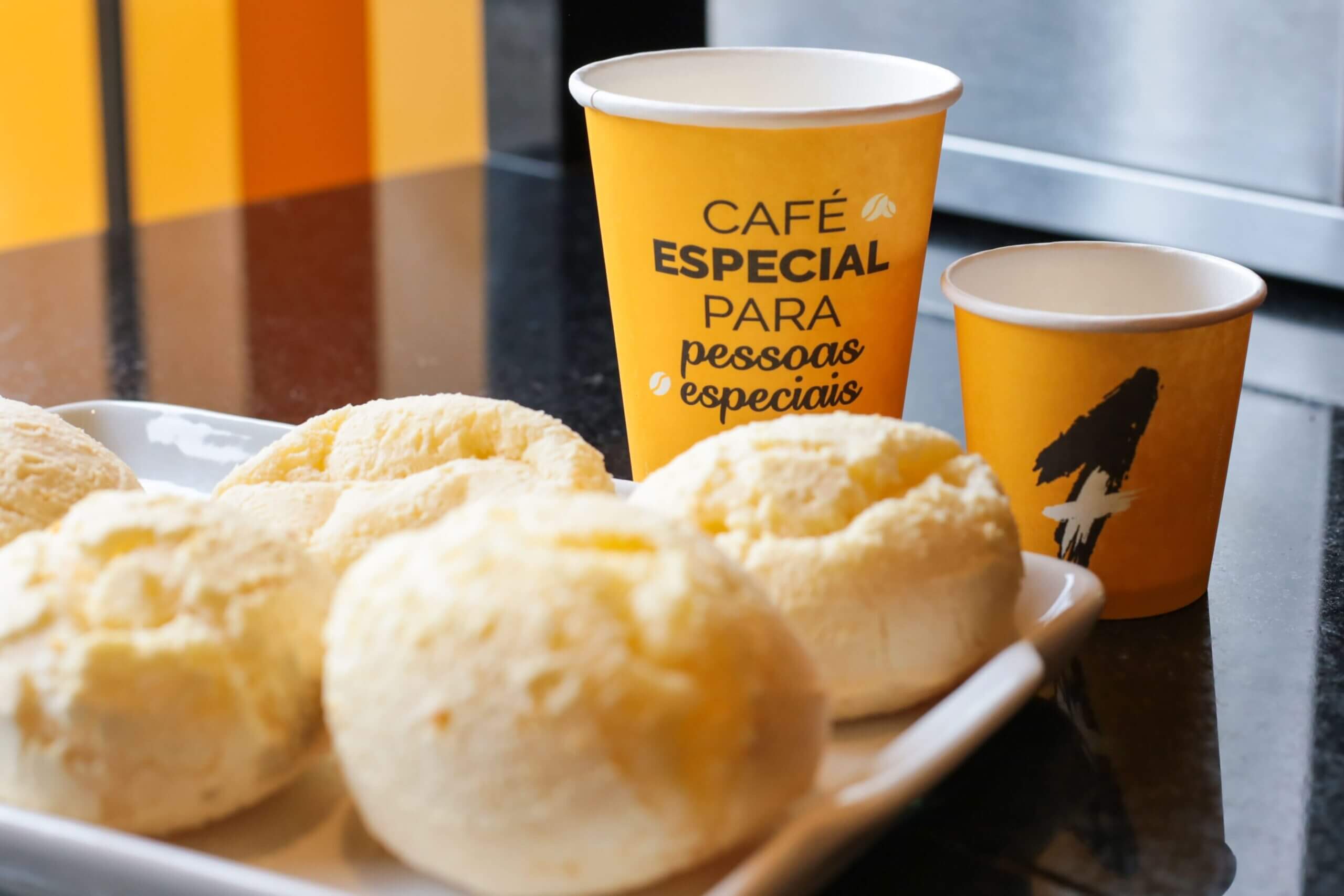 Pão de queijo com café da Mais1